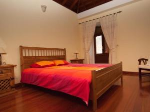 A bed or beds in a room at Casa Rural Lili