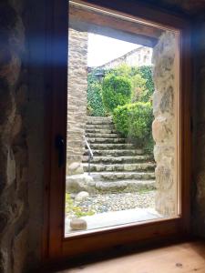 una ventana con vistas a las escaleras a través de una puerta en Casa Mingot SXVI Anciles Benasque, en Anciles
