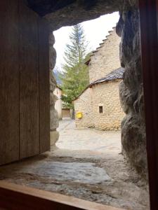 Casa Mingot SXVI Anciles Benasque في Anciles: إطلالة على زقاق من خلال مبنى حجري