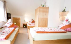 a room with two beds in a room at Ferienwohnung Erhard in Schönberg