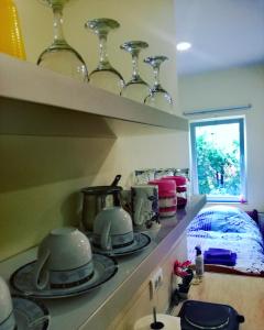 uma cozinha com fogão com panelas e frigideiras em Maslina Rooms em Smederevo