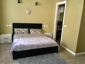 ein Schlafzimmer mit einem Bett und einer Uhr an der Wand in der Unterkunft MONOLOCALE VICINO MILANO1 in Lodi