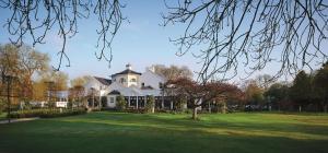 duży biały dom na zielonym trawniku w obiekcie Monkey Island Estate - Small Luxury Hotels of the World w mieście Bray