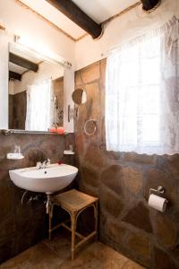 A bathroom at Etusis Lodge