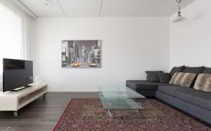 ein Wohnzimmer mit einer Couch und einem Couchtisch in der Unterkunft Torget Apartment Laululinna in Pori