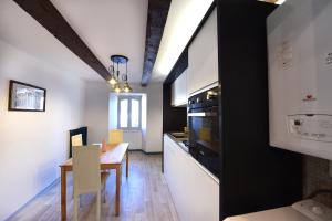 une cuisine avec une table et une salle à manger dans l'établissement Hyper Centre - Cosy Appartement avec Cachet, à Rodez
