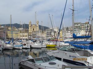 Un gruppo di barche sono ormeggiate in un porto. di APPARTEMENT BASTIA AU PIED DU VIEUX PORT a Bastia