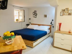 um quarto com uma cama e uma mesa de madeira em Giulia's Home Pompei em Pompeia