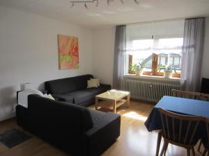 ein Wohnzimmer mit einem Sofa und einem Tisch in der Unterkunft Weingut Arnold Pauly in Osann-Monzel