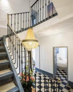 - un escalier dans une maison dotée d'un lustre dans l'établissement La Casa Grande de Zujaira, à Zujaira