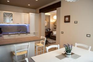 a kitchen and living room with a table and chairs at La Rosa di Francesco Inn in Valfabbrica