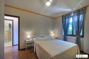 een slaapkamer met een groot bed en een raam bij Casa Iris in Perledo