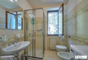 a bathroom with a shower and a sink and a toilet at Casa Iris in Perledo