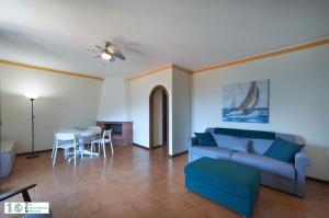 een woonkamer met een bank en een tafel bij Casa Iris in Perledo
