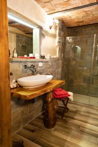 W łazience znajduje się umywalka i prysznic. w obiekcie Agriturismo La Verena w mieście Vesime