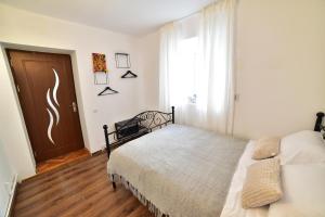 a bedroom with a bed and a window at FLH - Emma Apartment in Sibiu
