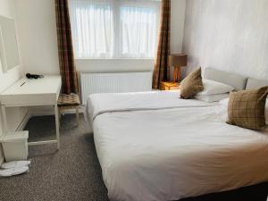 A bed or beds in a room at Lovely One Bedroom Apartment in Stratford