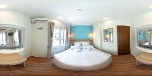 Posteľ alebo postele v izbe v ubytovaní Deck1Syros Premium Apartments