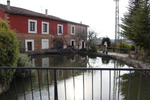 une masse d'eau devant une maison dans l'établissement La Cuarta, à Herrera de Pisuerga