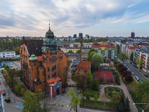 una vista aérea de un edificio de una ciudad en Apartament WILDA, en Poznan