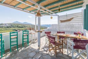 eine Terrasse mit einem Tisch und Stühlen sowie Aussicht in der Unterkunft Zanart Maisonette in Trypiti