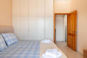 A bed or beds in a room at Alexandra's Cozy Sea View Apartment