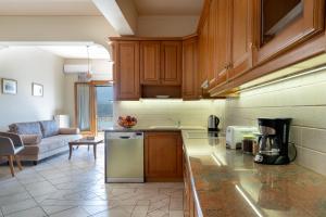 A kitchen or kitchenette at Alexandra's Cozy Sea View Apartment