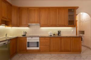 A kitchen or kitchenette at Alexandra's Cozy Sea View Apartment