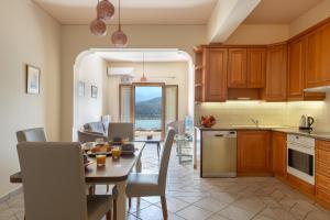 A kitchen or kitchenette at Alexandra's Cozy Sea View Apartment