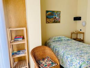 - une petite chambre avec un lit et une étagère dans l'établissement Hotel La Pergola, à Alba Adriatica