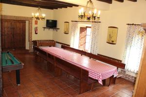 ein Esszimmer mit einer Tischtennisplatte und einem Billardtisch in der Unterkunft La Cuarta in Herrera de Pisuerga