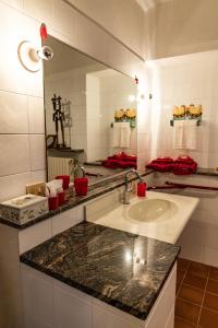W łazience znajduje się umywalka i lustro. w obiekcie Agriturismo La Verena w mieście Vesime