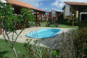 una pequeña bañera azul en un patio con parque infantil en Boullevard Villa da Serra, en Gravatá