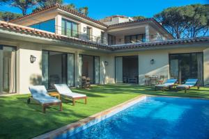 a house with a yard with a swimming pool at Nou Sol Solet in Begur