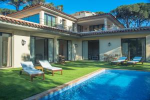 una casa con un patio con piscina en Nou Sol Solet, en Begur