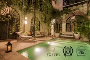 una piscina en una habitación con un edificio en Casa de Alba Hotel Boutique, en Cartagena de Indias