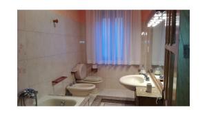 ein Badezimmer mit einem WC, einem Waschbecken und einer Badewanne in der Unterkunft casa Giusy in Tortorici