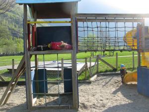 un parco giochi con struttura di gioco con scivolo di Sæbø Camping a Eidfjord