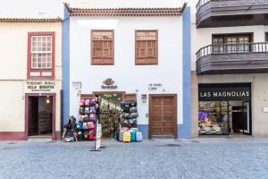 a store on a street in front of a building at Apartamentos Emblemáticos Ki_tapenas in Santa Cruz de la Palma