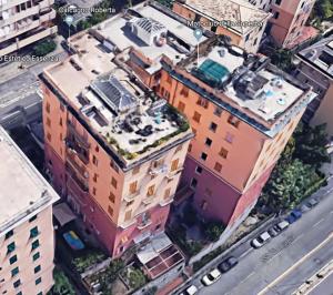 einen Blick über ein Apartmenthaus mit Dach in der Unterkunft Appartamento Martino in Genua