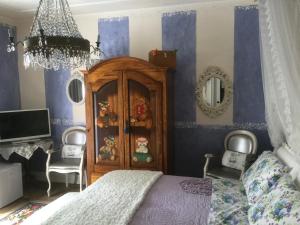 um quarto com paredes listradas em azul e branco e uma cama em La maison delle favole em Desenzano del Garda
