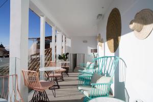 - un balcon avec des chaises et des tables dans un bâtiment dans l'établissement U-Sense Granada Catedral, à Grenade