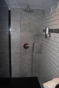 y baño con ducha y puerta de cristal. en La petite Piaule - 132, en Rouen