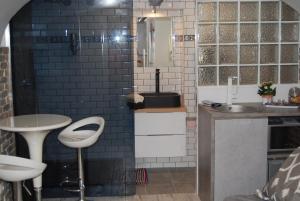 y baño con lavabo, aseo y barra. en La petite Piaule - 132, en Rouen