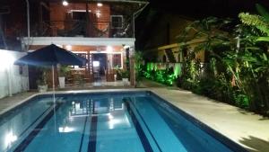 A piscina localizada em Casa praia Camburi com piscina ou nos arredores