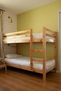GuissényにあるRésidence de Nodevenの二段ベッド2組が備わる客室です。