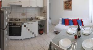 Kuchyň nebo kuchyňský kout v ubytování Bol Apartment Keka
