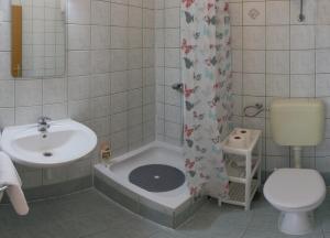 Koupelna v ubytování Bol Apartment Keka + 24 fotografií