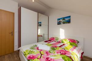 Säng eller sängar i ett rum på Apartments Bozica
