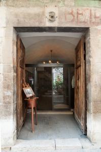 an entrance to a building with a piano in a doorway at Pensió Bellmirall in Girona